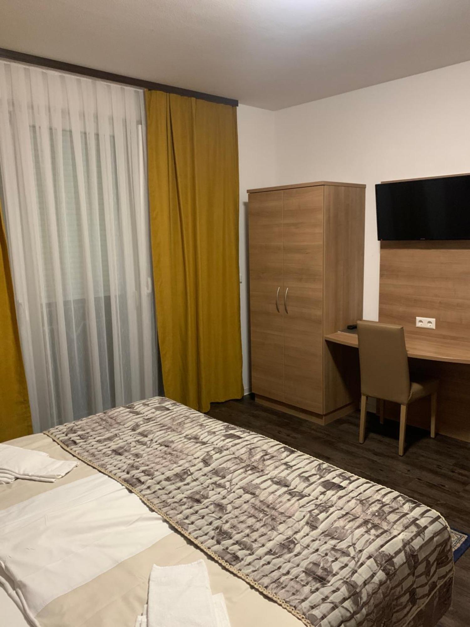 Hotel Pizzeria Da Beni Kochersteinsfeld Екстер'єр фото