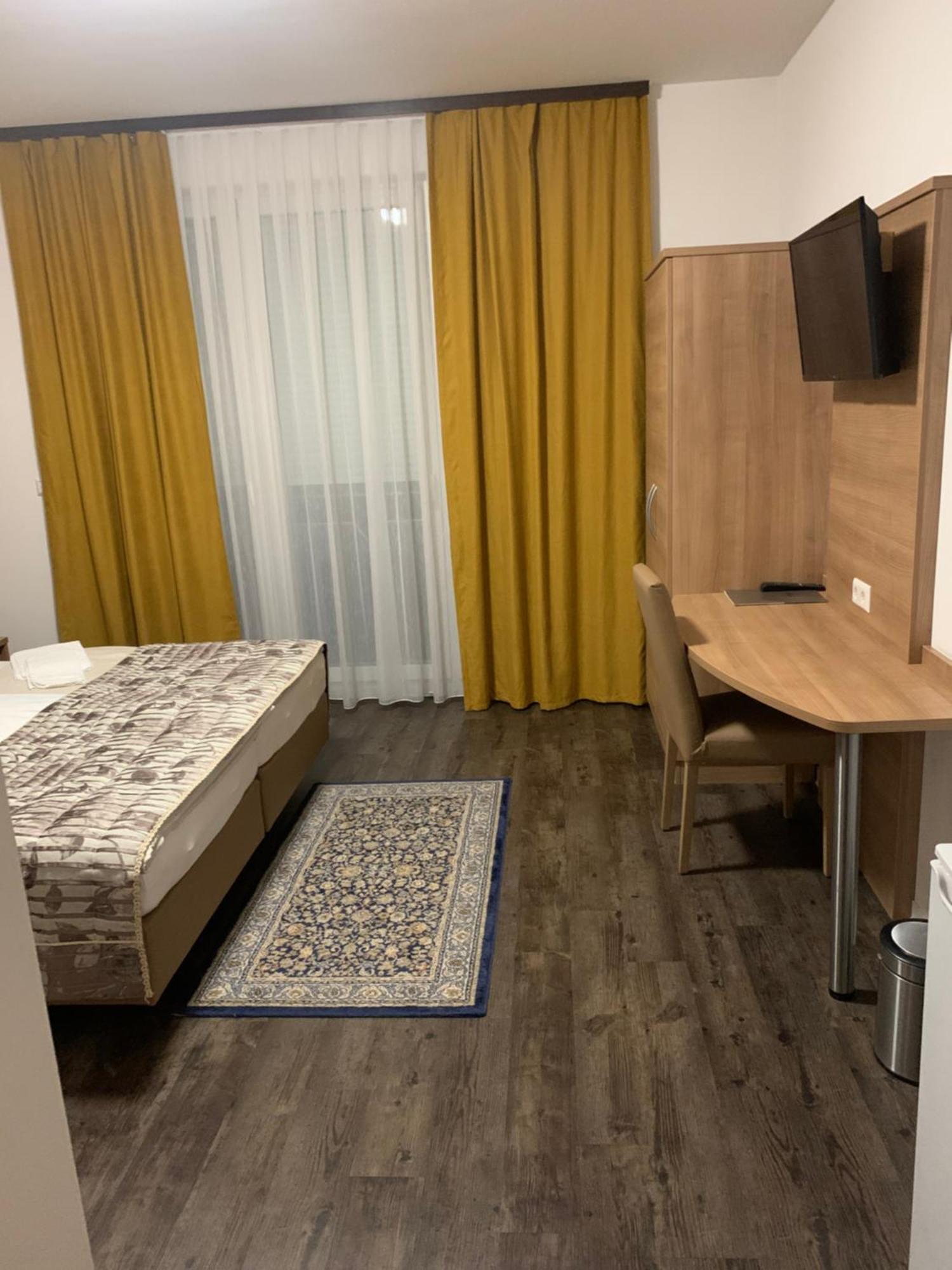 Hotel Pizzeria Da Beni Kochersteinsfeld Екстер'єр фото