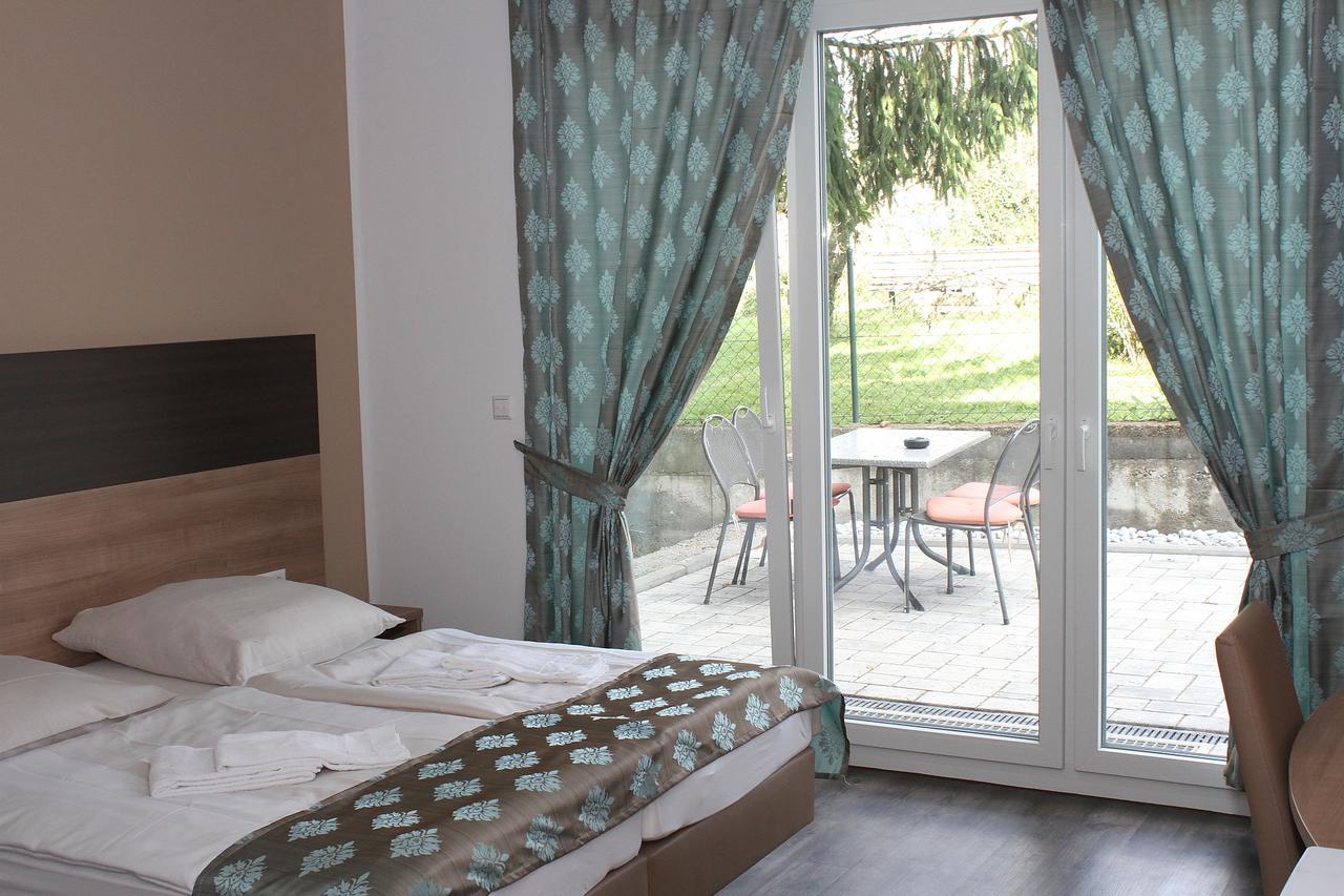 Hotel Pizzeria Da Beni Kochersteinsfeld Екстер'єр фото